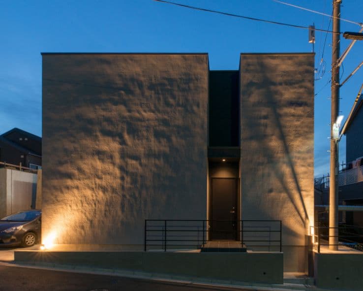 シンプルモダンの白い外壁がかっこいい家　外観　夜(フリーダムアーキテクツデザイン)